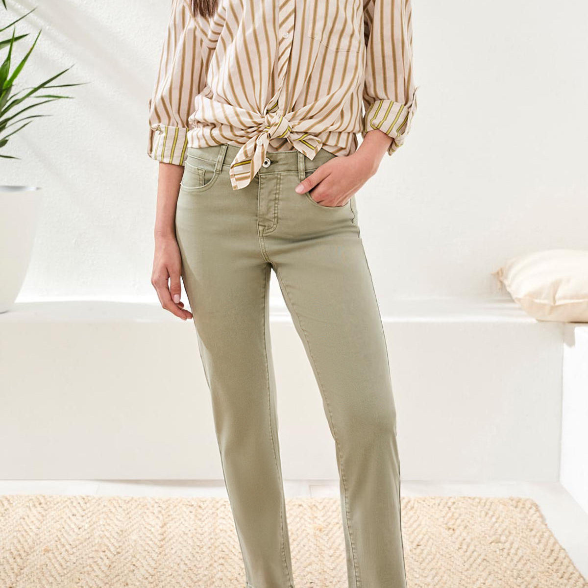 Sophia Curvy Straight Ankle Jeans